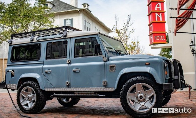 Land Rover Defender elettrico in ricarica