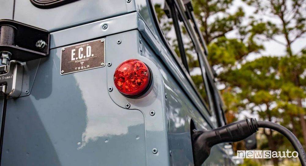 Land Rover Defender elettrico in ricarica