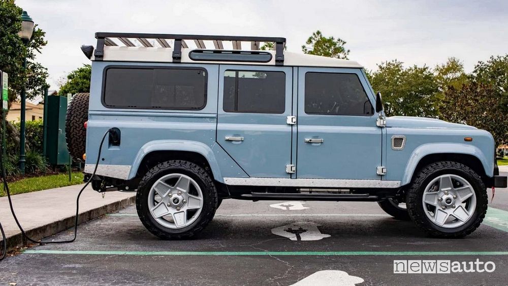 Land Rover Defender elettrico in ricarica