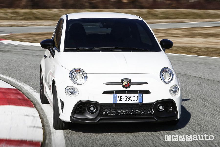 Vista frontale nuova Abarth 695 Competizione in pista
