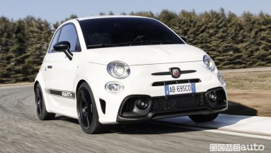 Vista di profilo nuova Abarth 695 Competizione in pista