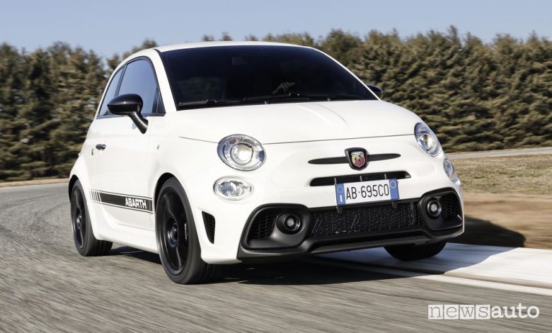 Vista di profilo nuova Abarth 695 Competizione in pista
