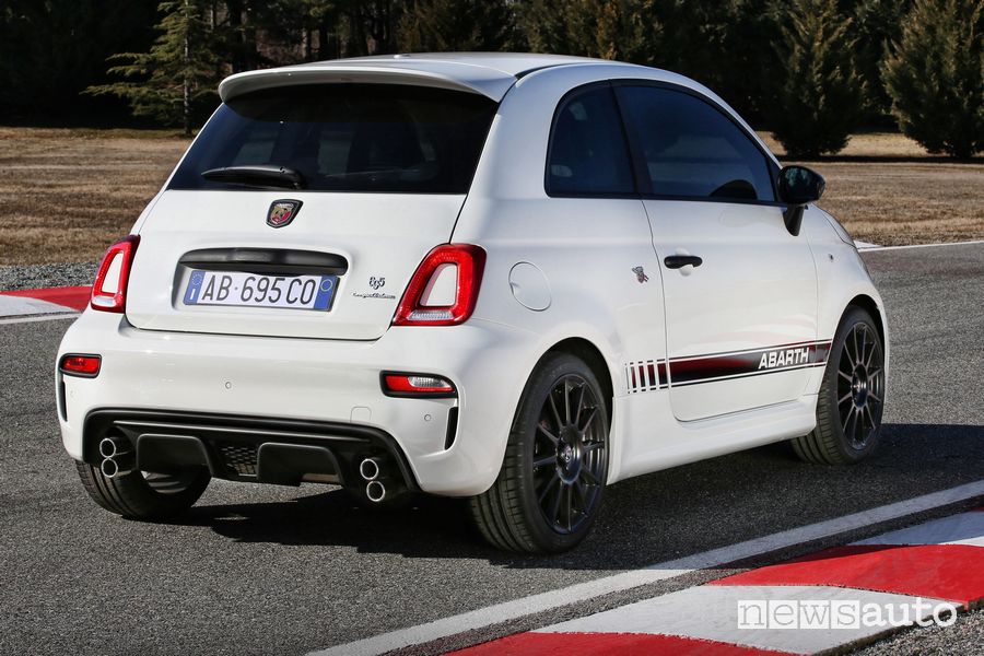 Vista posteriore nuova Abarth 695 Competizione
