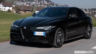 Vista di profilo Alfa Romeo Giulia serie speciale Estrema su strada
