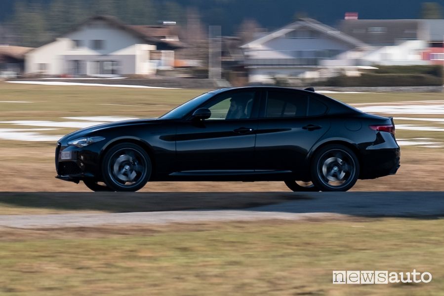 Vista laterale Alfa Romeo Giulia serie speciale Estrema su strada