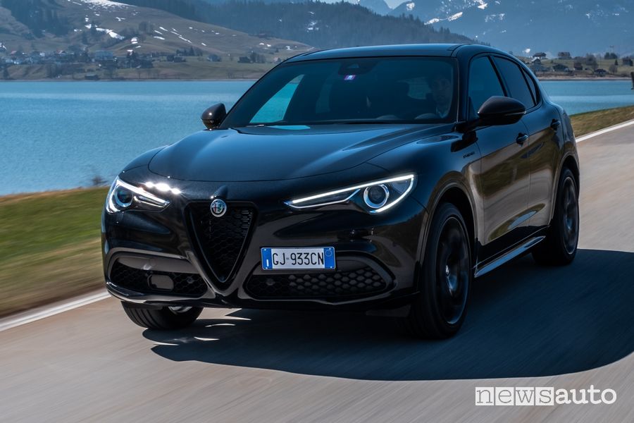 Vista di profilo Alfa Romeo Stelvio serie speciale Estrema su strada