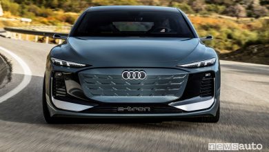 Vista frontale Audi A6 Avant e-tron concept su strada