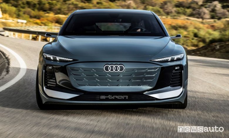 Vista frontale Audi A6 Avant e-tron concept su strada