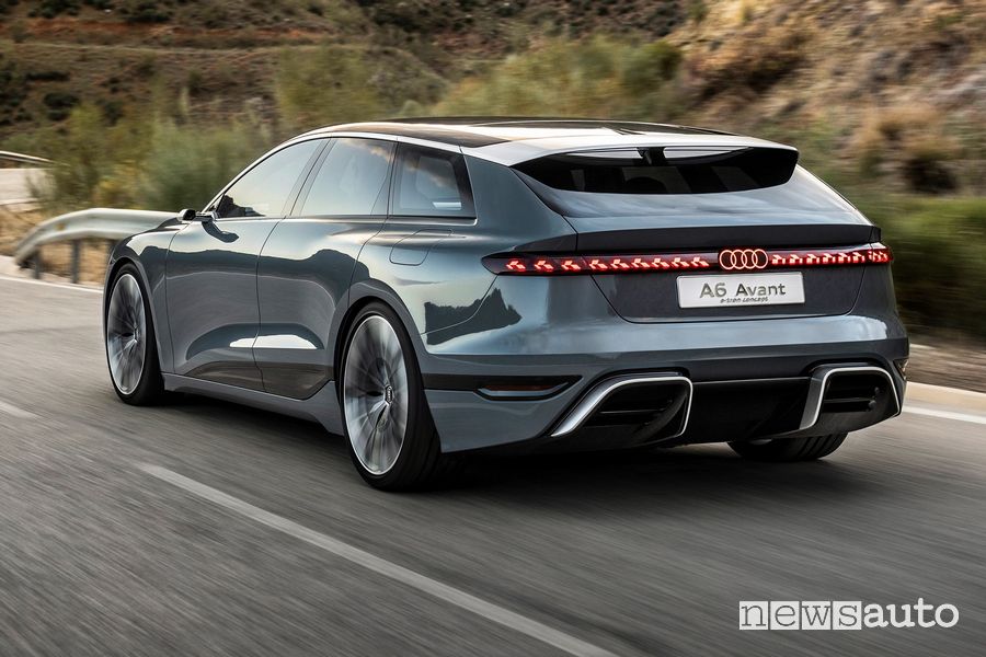 Vista posteriore Audi A6 Avant e-tron concept su strada