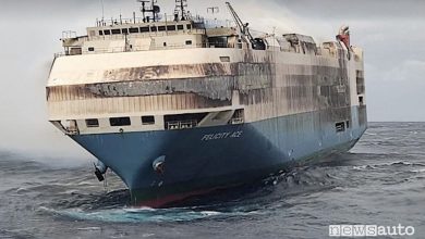Affonda nave, incidenti in mare, Porsche e Audi distrutte