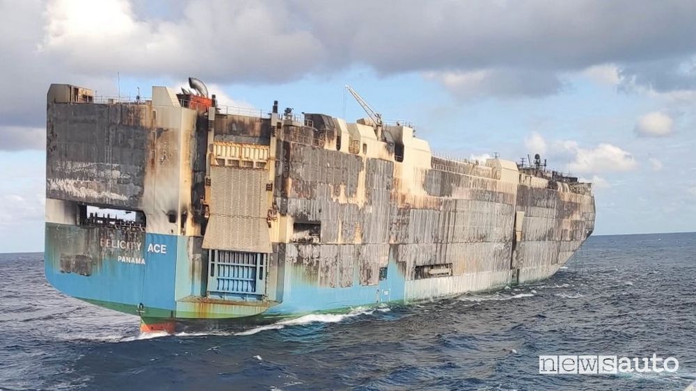 nave Felicity Ace distrutta dalle fiamme