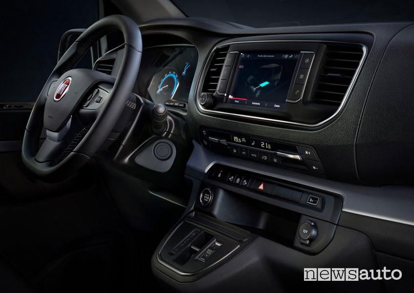 Display infotainment abitacolo Fiat E-Ulysse elettrico