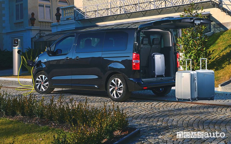 Vista posteriore Fiat E-Ulysse elettrico in ricarica