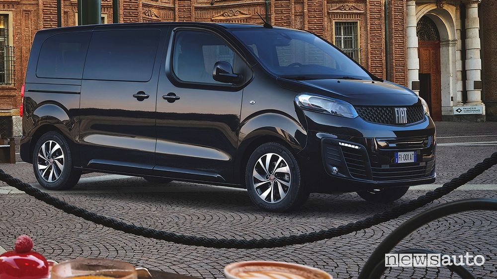 Vista di profilo Fiat E-Ulysse elettrico