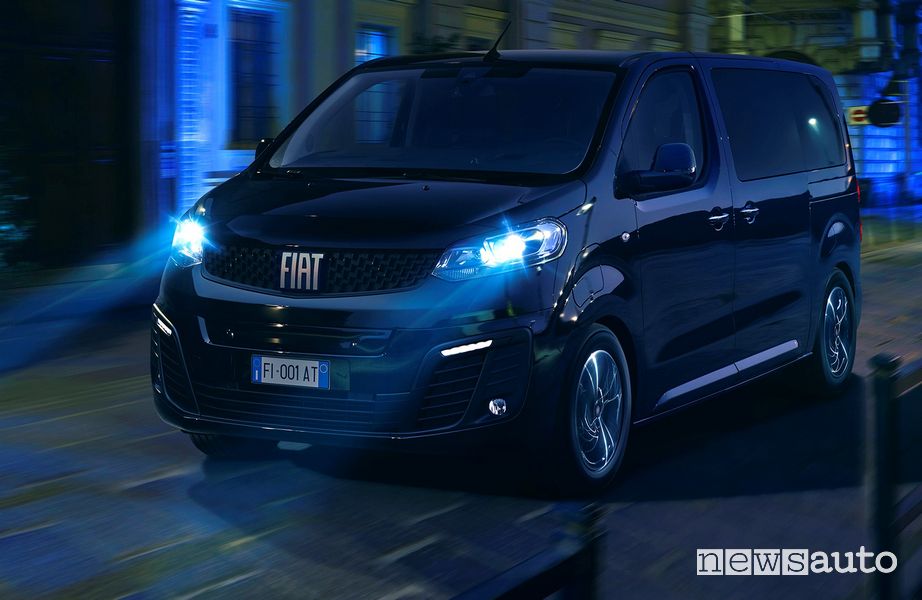 Vista di profilo Fiat E-Ulysse elettrico su strada