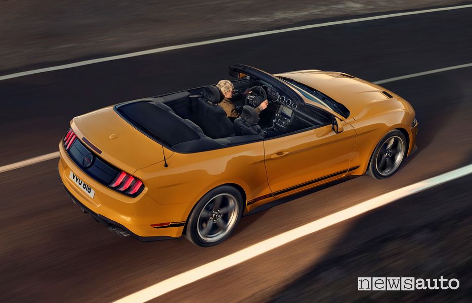 Vista posteriore Ford Mustang California Special su strada