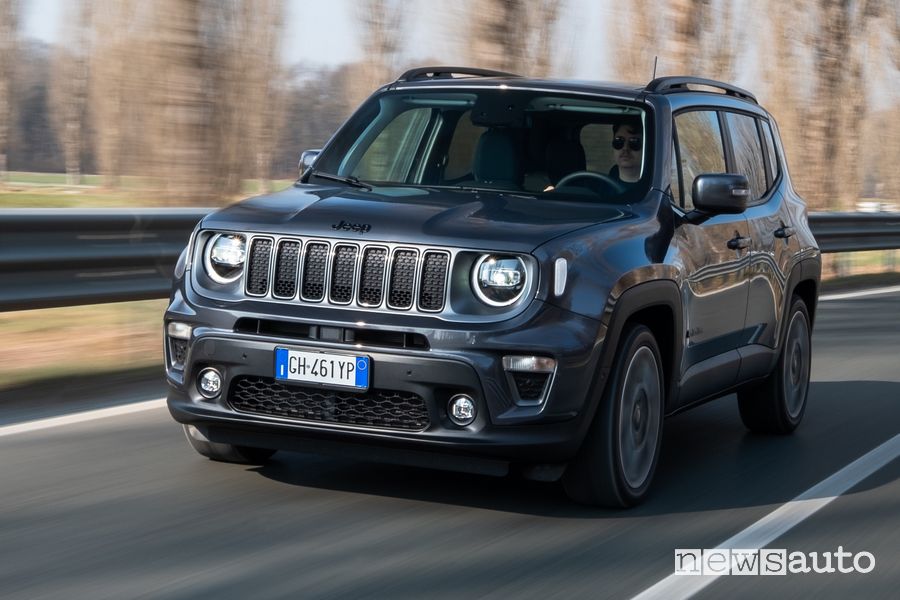 Vista di profilo Jeep Renegade e-Hybrid S su strada