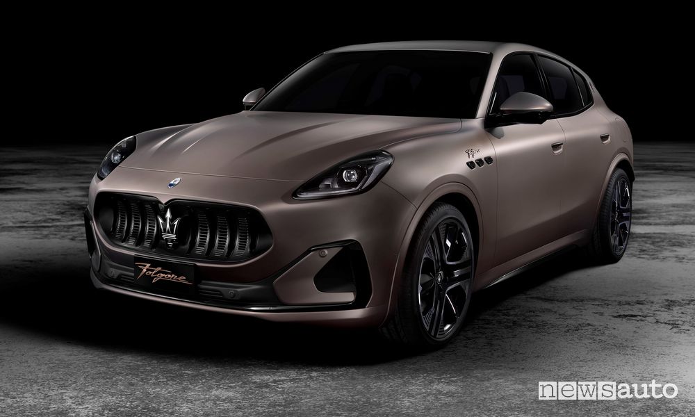 Vista di profilo Maserati Grecale Folgore SUV elettrico