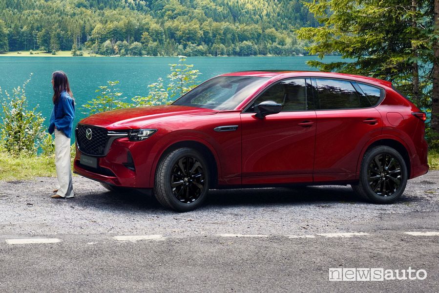Vista posteriore Mazda CX-60 PHEV Homura Soul Red Crystal
