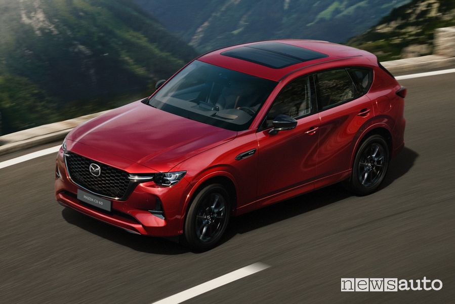 Vista di profilo Mazda CX-60 ibrida plug-in PHEV Homura su strada