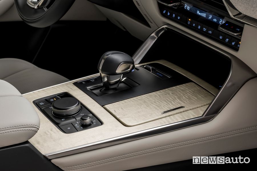 Comandi leva del cambio console abitacolo Mazda CX-60 PHEV Takumi