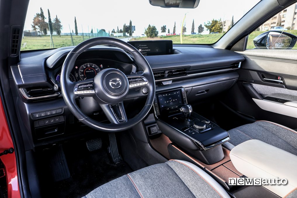 abitacolo Mazda MX-30