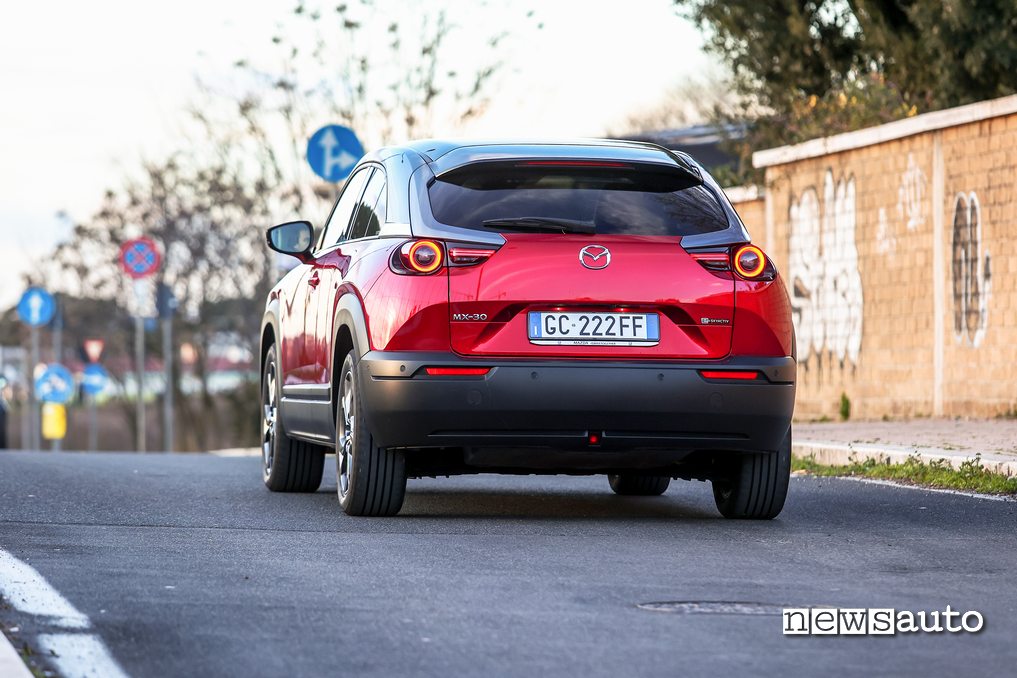 Vista posteriore movimento Mazda MX-30