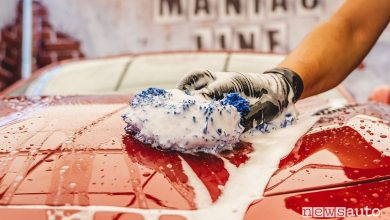Come si lava l'auto a mano, che shampoo usare