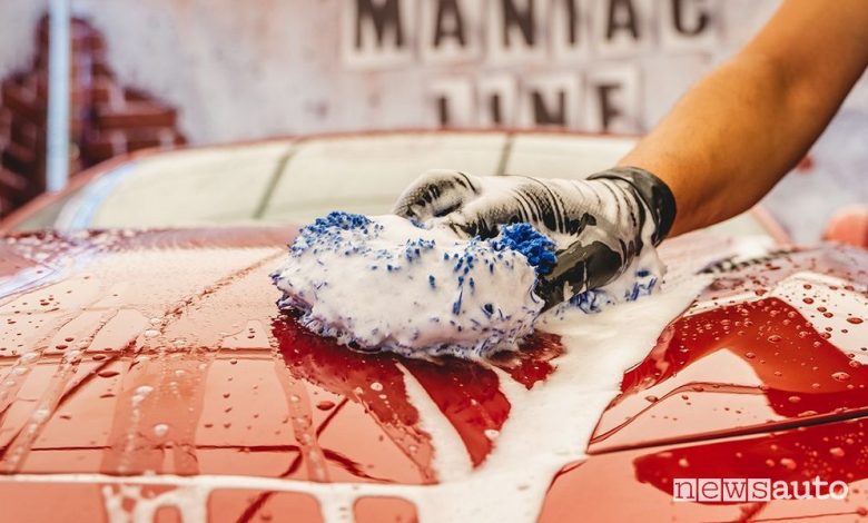 Come si lava l'auto a mano, che shampoo usare