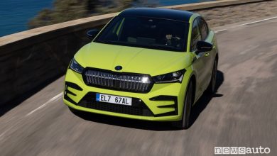 Vista frontale Škoda Enyaq Coupé RS iV su strada