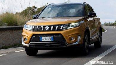 Vista di profilo Suzuki Vitara Hybrid 140V su strada