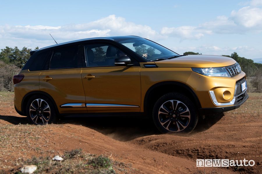 Vista laterale Suzuki Vitara Hybrid 140V in off road twist