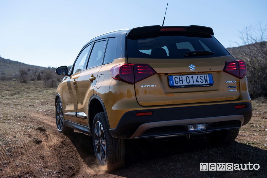 Vista posteriore Suzuki Vitara Hybrid 140V in off road twist
