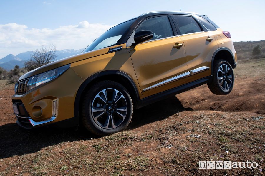 Suzuki Vitara Hybrid 140V in off road twist off road trazione integrale