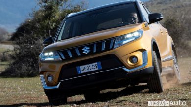 Vista anteriore Suzuki Vitara Hybrid 140V in off road