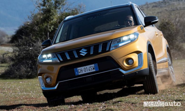 Vista anteriore Suzuki Vitara Hybrid 140V in off road