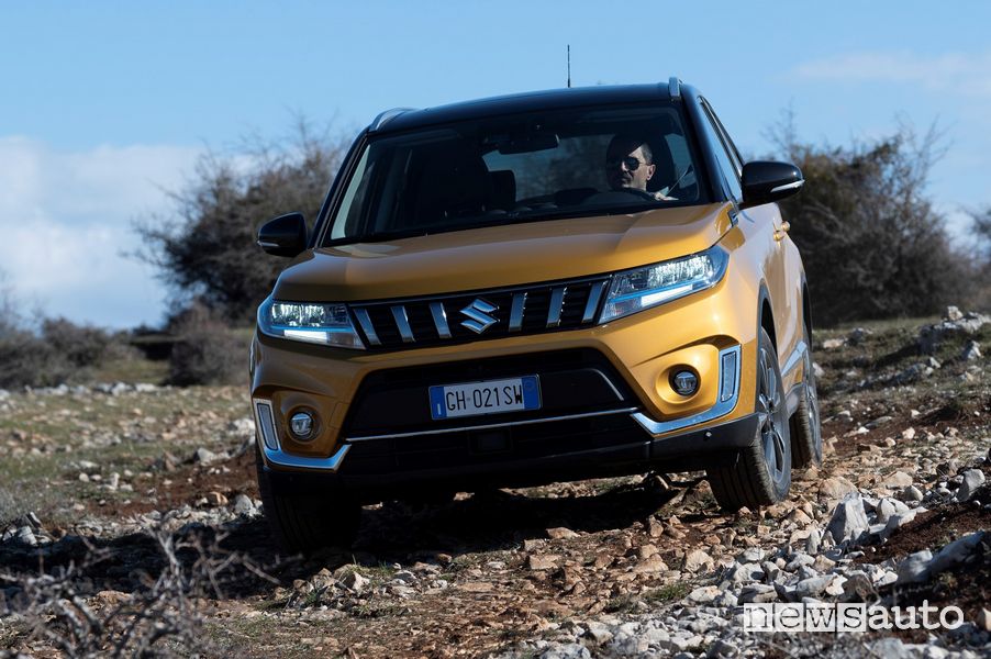 Vista anteriore Suzuki Vitara Hybrid 140V sullo sterrato
