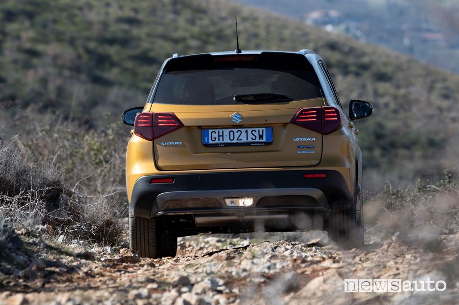 Vista posteriore Suzuki Vitara Hybrid 140V sullo sterrato