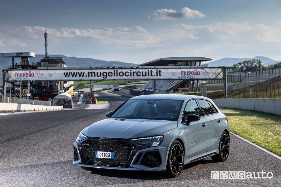 Vista di profilo Audi RS3 grigia al Mugello