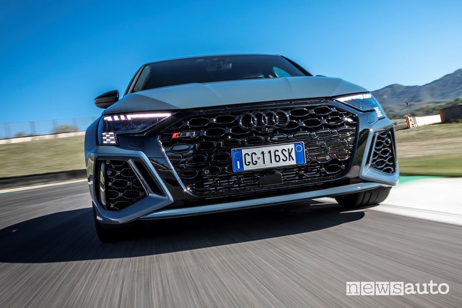 Vista anteriore Audi RS3 in pista al Mugello