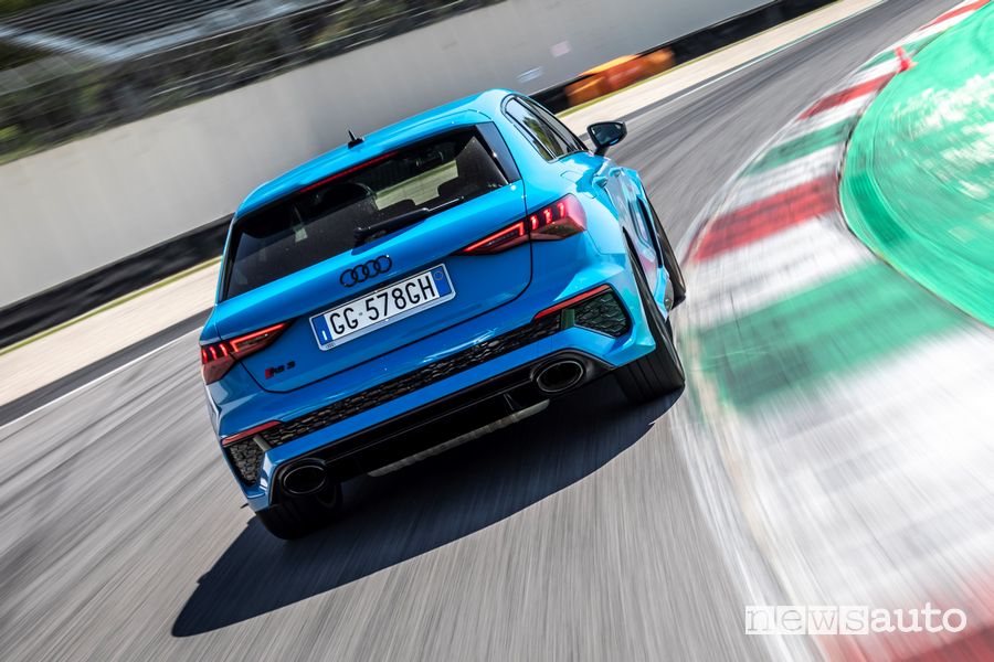 Vista posteriore Audi RS3 in pista al Mugello