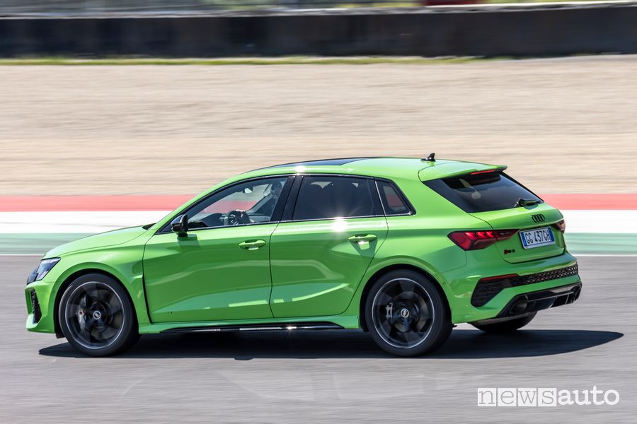 Vista laterale Audi RS3 in pista al Mugello