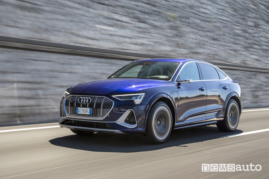 Vista di profilo Audi-e-tron Sportback S su strada