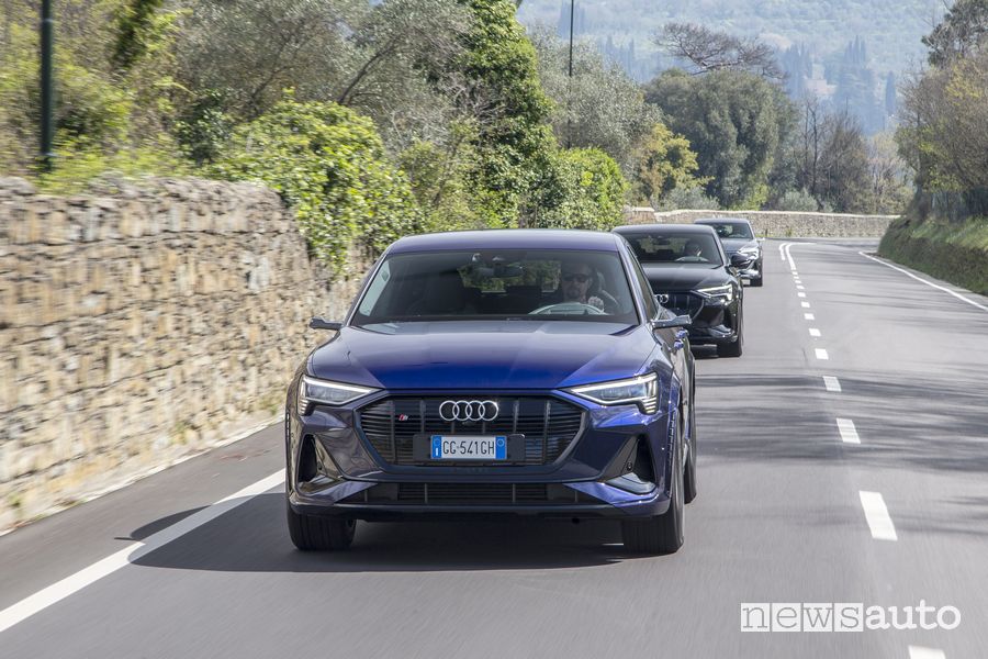 Vista anteriore Audi-e-tron Sportback S su strada