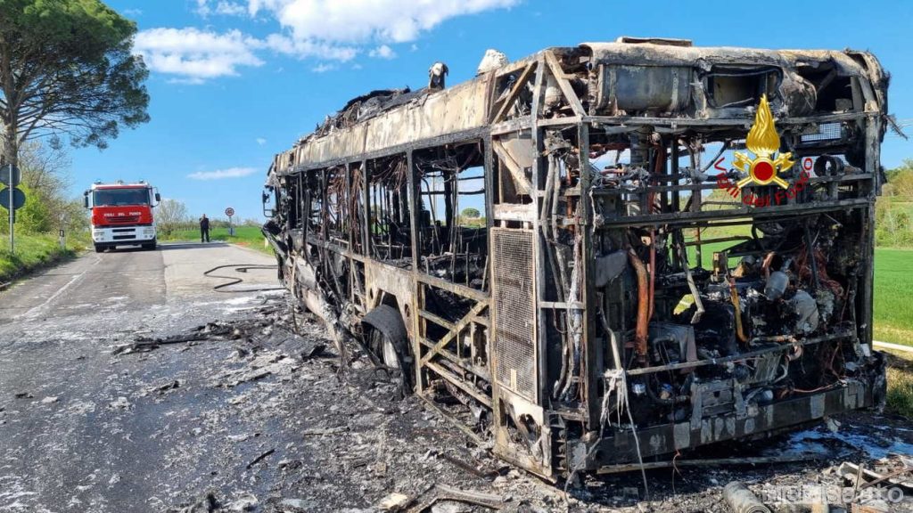 autobus incendiato le fiamme lo hanno completamente divorato