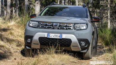 Vista anteriore Dacia Duster Extreme sullo sterrato