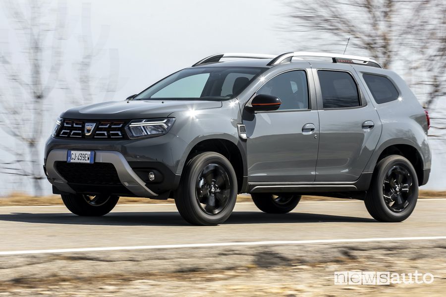 Vista laterale Dacia Duster Extreme su strada