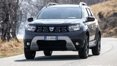 Vista di profilo Dacia Duster Extreme su strada