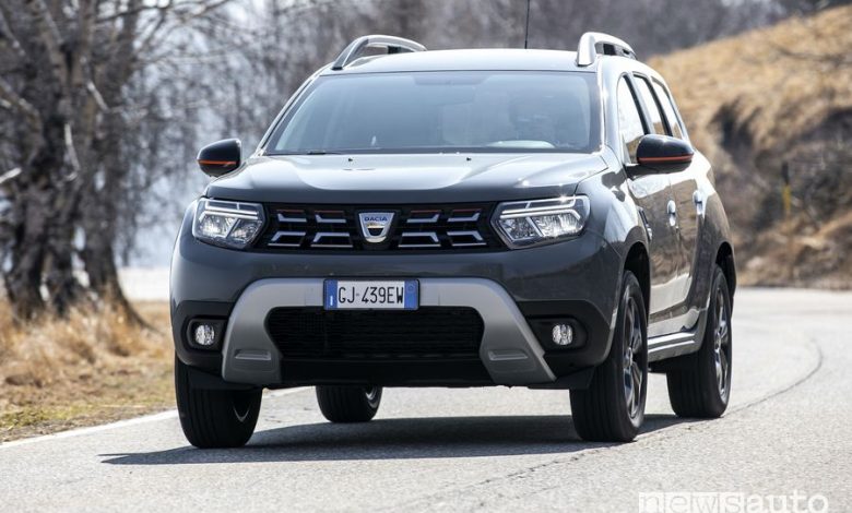 Vista di profilo Dacia Duster Extreme su strada