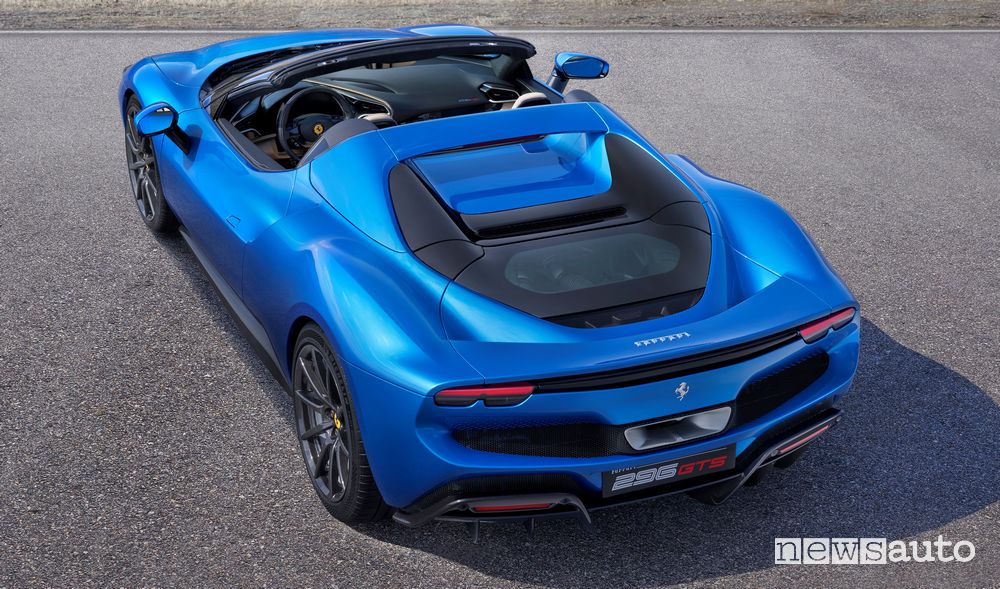 Vista posteriore Ferrari 296 GTS spider